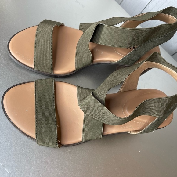 Torrid Women's Olive Green Strappy Open Toe Buckle Block Heels Size 9.5 - Picture 3 of 5